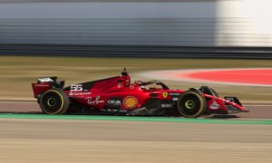 Ferrari SF-23 sul circuito di Fiorano con Carlos Sainz