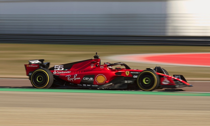 Ferrari SF-23 sul circuito di Fiorano con Carlos Sainz