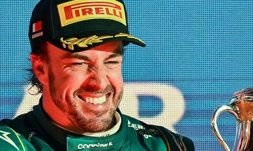 Alonso emblema Aston Martin