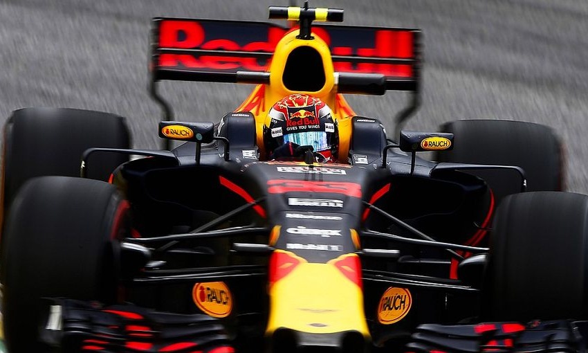 Red Bull davanti