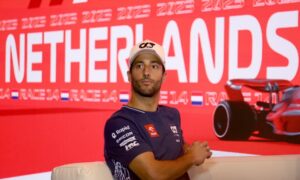 Daniel Ricciardo mostra la cicatrice in attesa di...