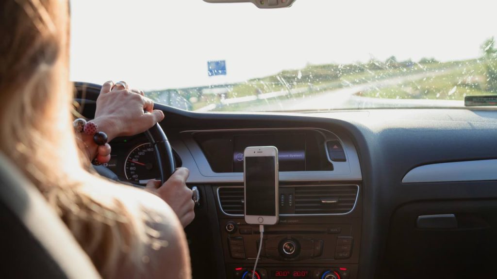 Al cellulare in automobile - fonte_pexels - f1world.it