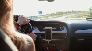 Al cellulare in automobile - fonte_pexels - f1world.it