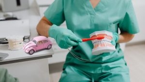 Dentista con stampo bocca e spazzolino