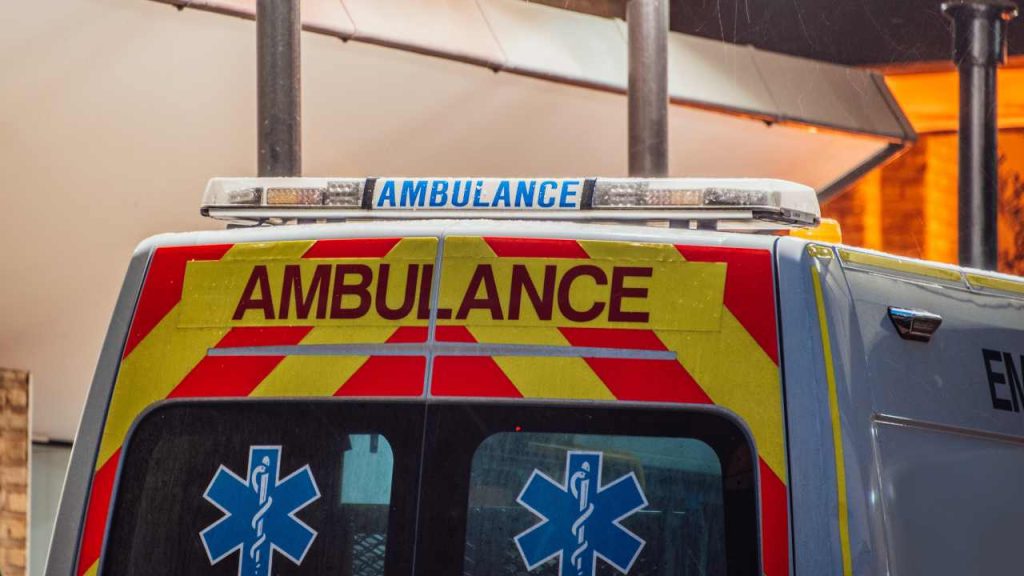 Come permettere il passaggio dell'ambulanza - fonte_Canva - f1world.it