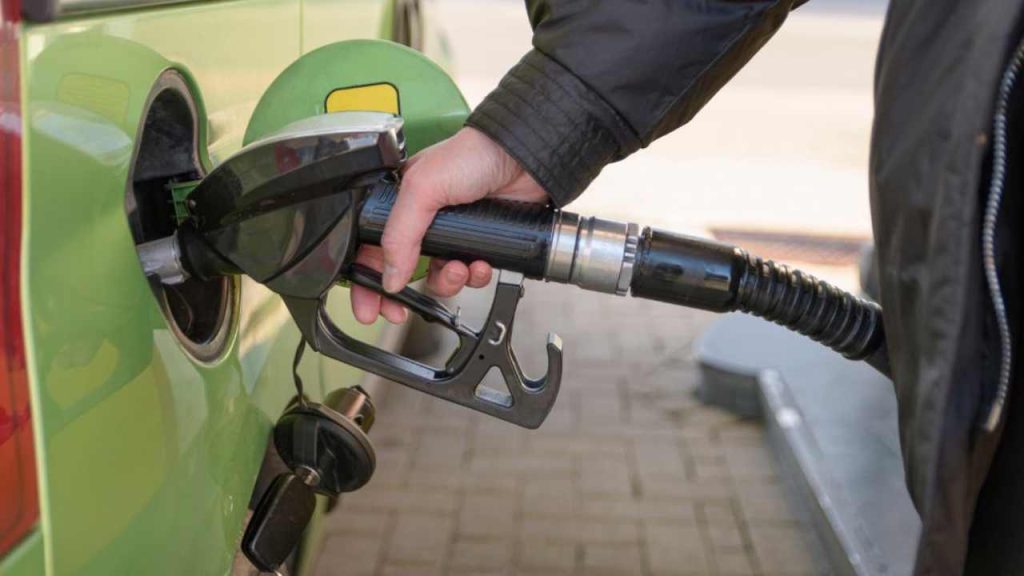 Fare carburante al self service
