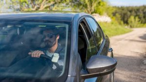 Finestrino auto a metà