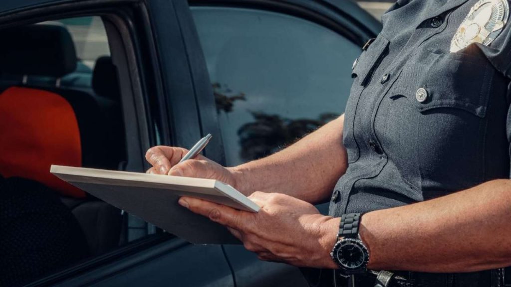 Poliziotta che fa la multa