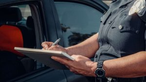 Poliziotta che fa la multa