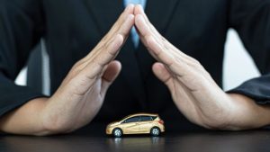 Mano che protegge auto