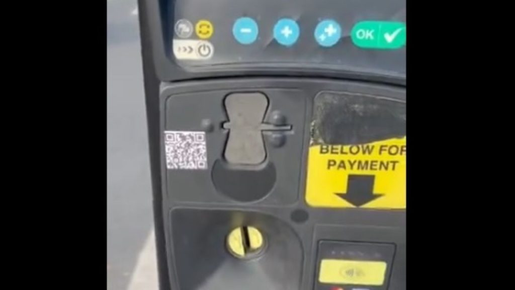 Totem con il QR Code per il parcheggio auto