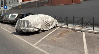 È vietato coprire l’auto con un telo: scendi giù a toglierlo prima che passi una pattuglia
