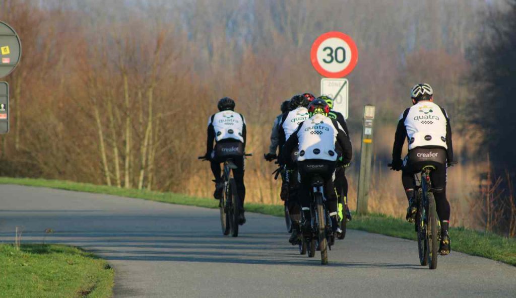 Ciclisti su strada