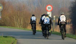 Ciclisti su strada