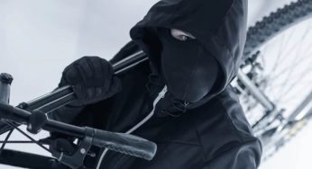 Furti, è allarme ai semafori: se monti un portabici sei il bersaglio perfetto | In un secondo hanno già spazzolato tutto
