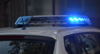 Polizia, predica bene ma razzola male: incastrato dal video agente mentre si fa una striscia stesa sul touchscreen del cellulare