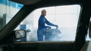 Meccanico e motore in fumo