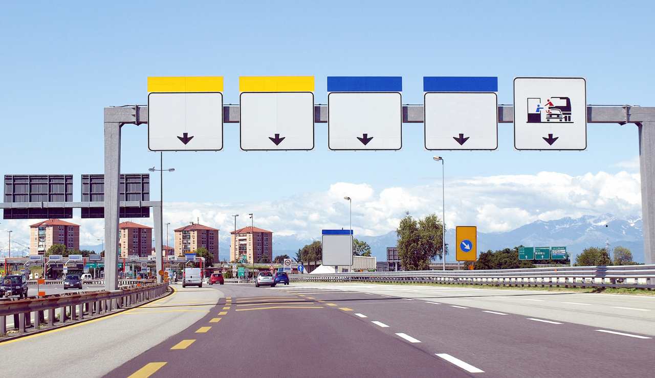 Autostrada gratuita in Italia, finalmente hanno capito che stavano esagerando: questi tratti adesso sono FREE