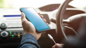 carica-batteria-smartphone-auto-depositphotos-f1world.it