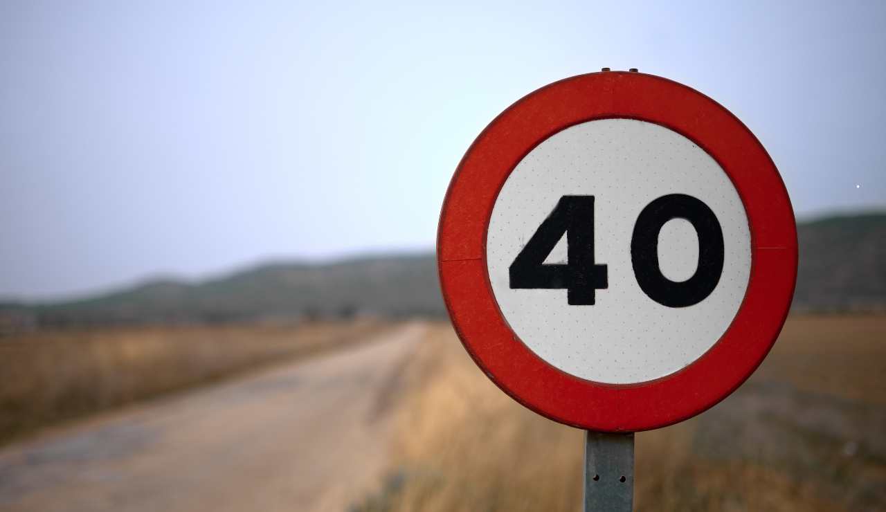 Guidi tranquillo a 40 km/h, ma adesso è vietato: 347€ di multa senza preavviso | Salvini ha firmato il nuovo Cds